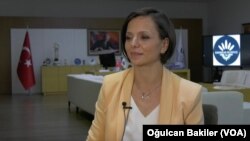  Karabağlar'ın ilk kadın belediye başkanı olan Helil Kınay'a göre, "Karabağlar “Türkiye'nin yokluğunu ve yoksulluğunu en fazla yaşayan” ilçelerden biri.