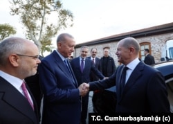 Erdoğan ve Scholz İstanbul Dolmabahçe Çalışma Ofisi'nde görüştüler, toplantıya Dışişleri Bakanı Hakan Fidan da katıldı.